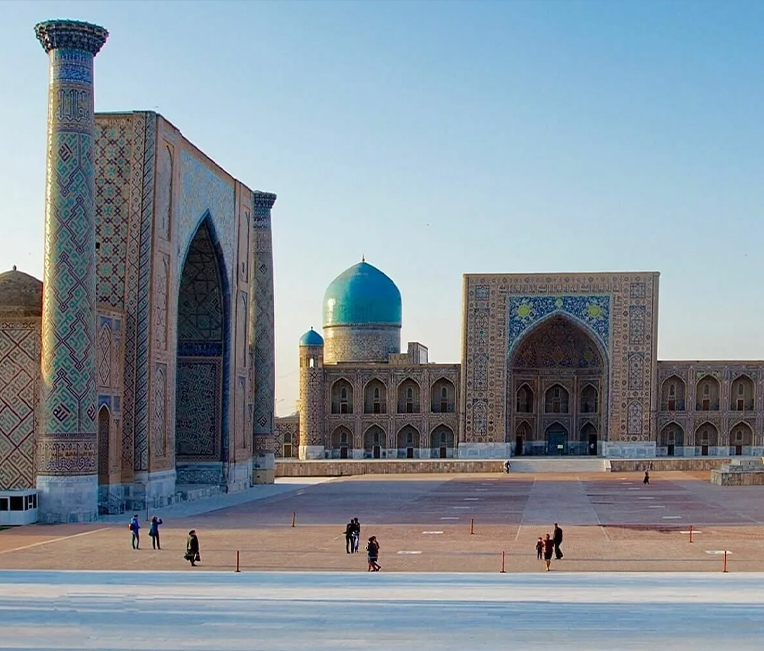 丝绸之路风情城二期项目丝路欢乐世界地标塔工程涂装工程